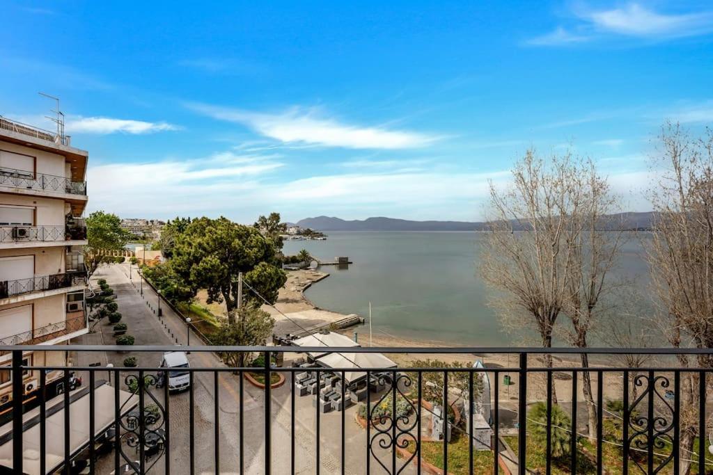 Bright Central Apartment With Splendid Sea View! Chalkís المظهر الخارجي الصورة